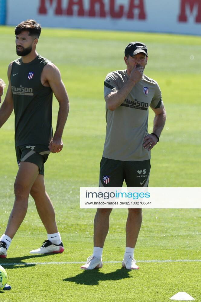 Atletico Madrid s Argentinian head coach Diego Pablo Simeone (R) reacts during their team s training session at the Ciudad Deportiva Wanda in Majadahonda, near Madrid, 21 May 2021, on the eve of the LaLiga Santander matchday in which Atletico Madrid face Valladolid and Real Madrid face Villarreal for the league title. Atletico Madrid training session !ACHTUNG: NUR REDAKTIONELLE NUTZUNG!