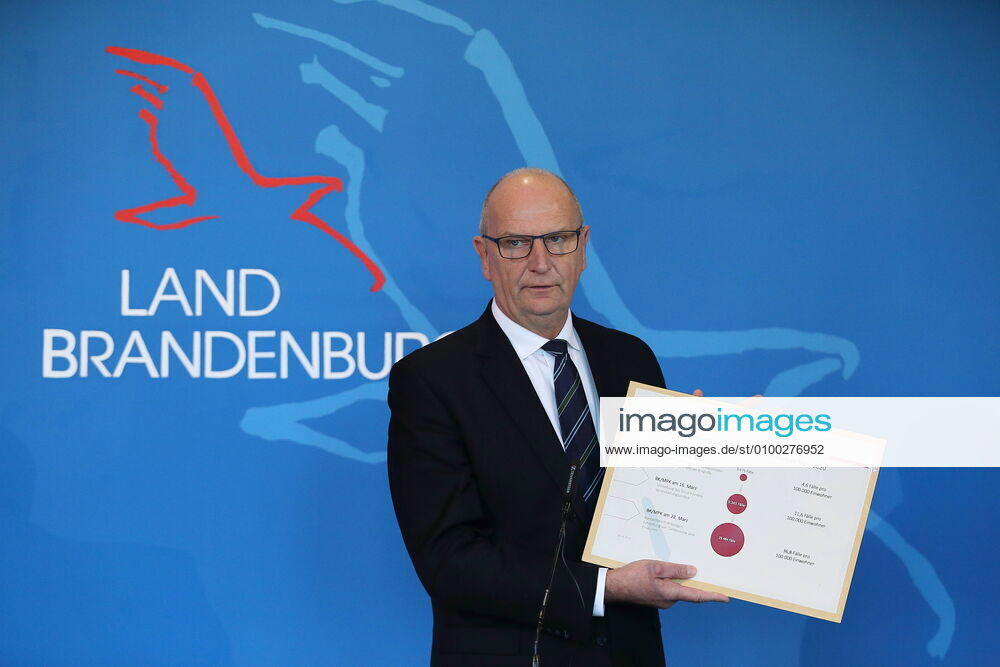 Minister President Dietmar Woidke SPD shows an infographic on the initial situation for nationwide restrictions during a press conference on the planned relaxation of restrictions due to the coronavirus, State Chancellery, Potsdam, 6 May 2020 Brandenburg PK Coronavirus