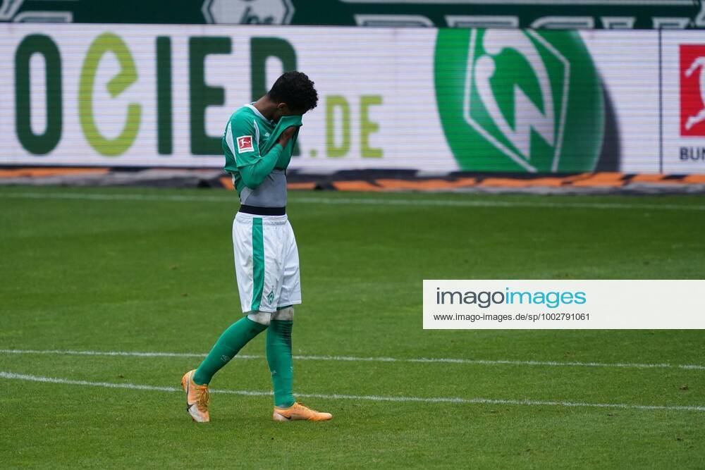 GER, 1 FBL, SV Werder Bremen vs Borussia Moenchengladbach 22 05 2021, wohninvest Weserstadion, Bremen, GER, 1 FBL, SV Werder Bremen vs Borussia Moenchengladbach in picture shows end of match final score 2 4, Theodor Gebre Selassie Werder Bremen 23 is disappointed disappointed nordphotoxGmbHx xgumzmedia nphgm001