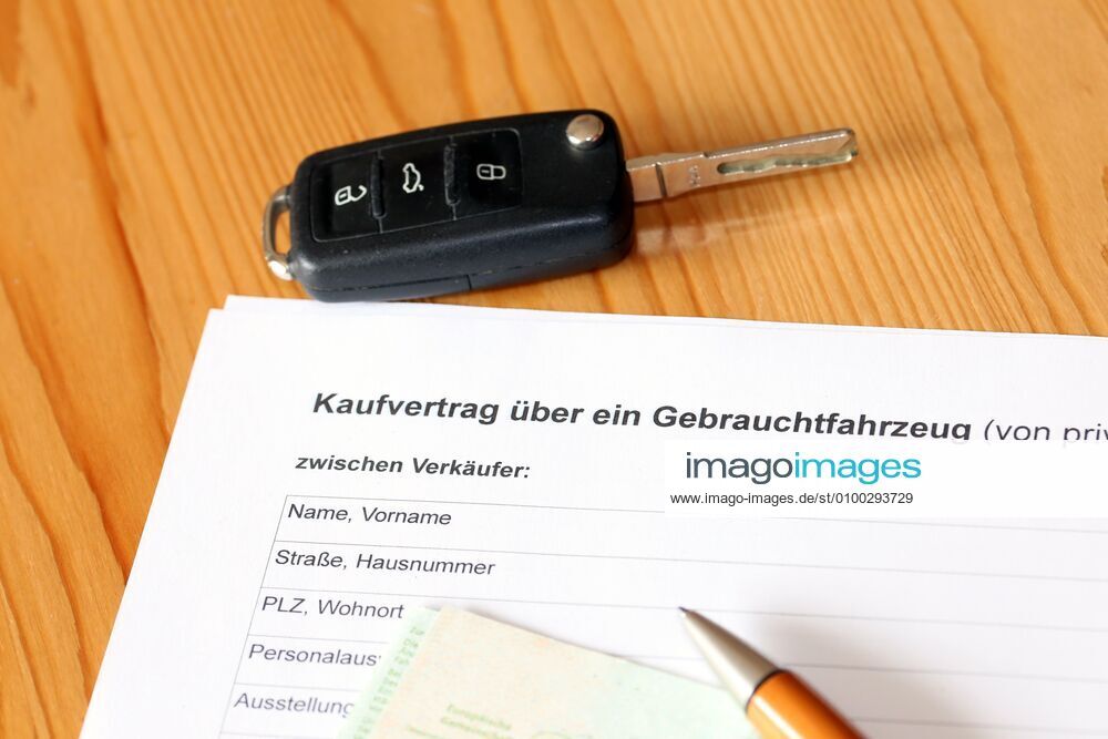 Symbolic picture of the sales contract with car key