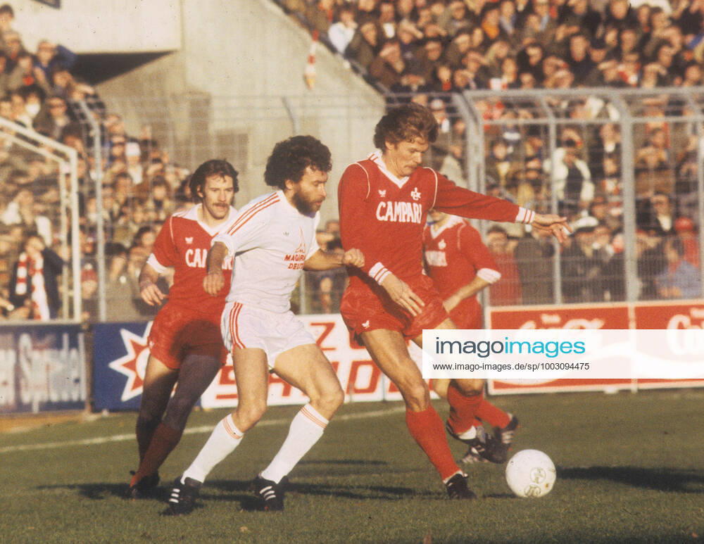 1 FC Kaiserslautern FC Bayern Munich 2 1 18 11 1978 Reiner Geye FCK Action on the ball in front of Paul Breitner FCB In the background Jürgen Groh FCK Only for journalistic use Only for editorial use HM
