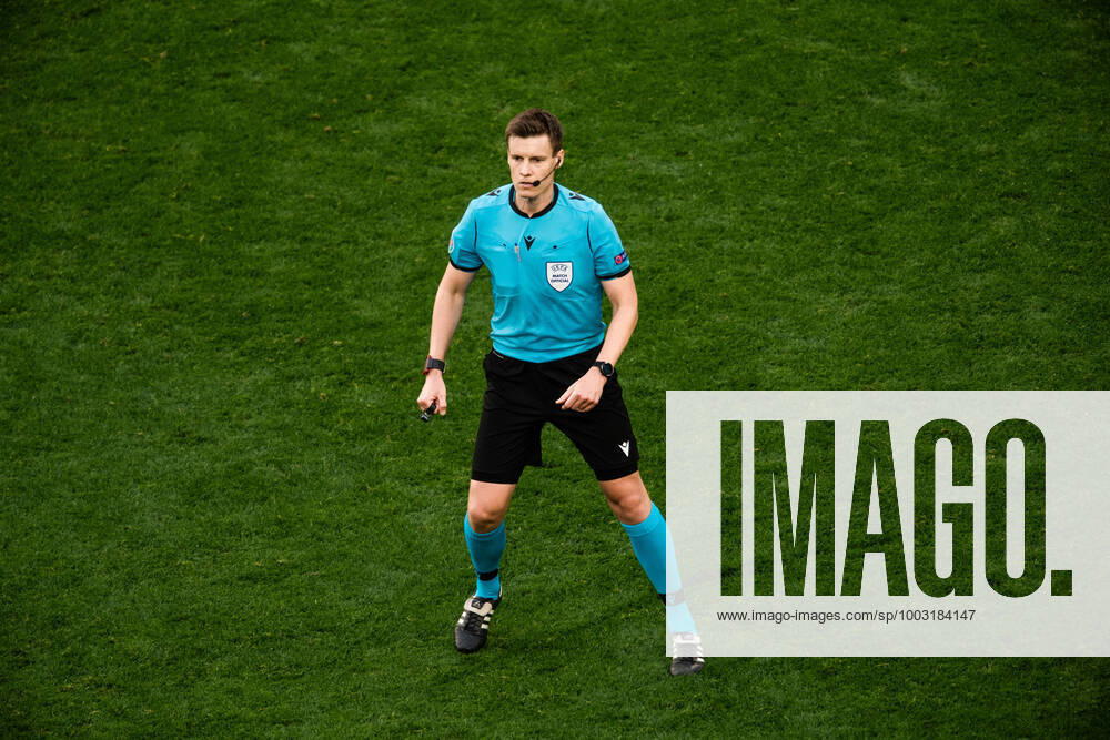 referee Daniel Siebert during the UEFA Euro 2020 Football Championship match between Sweden and Slovakia on June 18, 2021 in Saint Petersburg Photo Ludvig Thunman BILDBYRAN kod LT JM0141 bbeng fotboll football soccer fotball fotbolls em europamästerskap em uefa euro uefa european football championship euro 2020 sverige sverige a sweden slovakia slovakien,