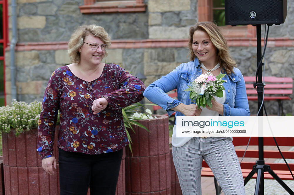 AWO director Jana Nickolmann and Nicci Schubert at a Mothers Day concert in the AWO nursing home in Görlitz, 10 05 2020 Foto:xM.xWehnertx xFuturexImage