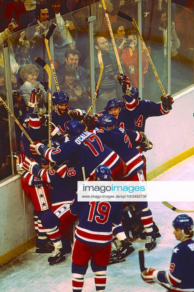 1980 Olympic Winter games, Winterspiele,Spiele, Summer games USA Ice hockey, Eishockey Team USA celebrates winning the gold medal over Finland in the Men s Ice Hockey final at the 1980 Olympic Winter Games. Lake Placid New York United States