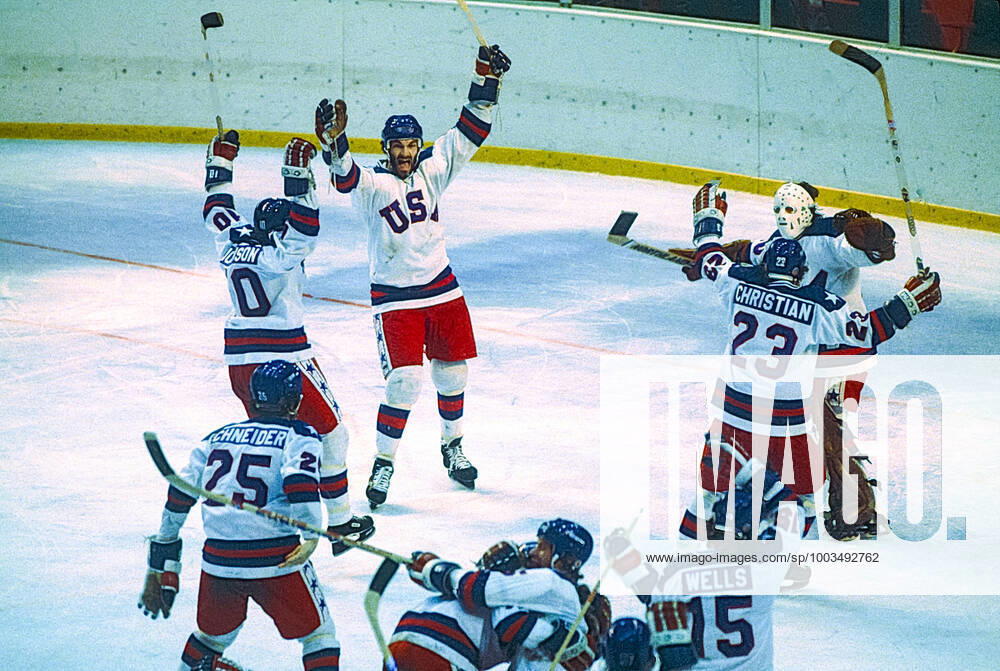 1980 Olympic Winter games, Winterspiele,Spiele, Summer games USA Ice hockey, Eishockey Team USA celebrates it s win over the USSR in the Men s Ice Hockey semi-final at the 1980 Olympic Winter Games. Lake Placid New York United States