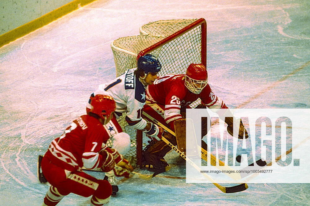 1980 Olympic Winter games, Winterspiele,Spiele, Summer games USA Ice hockey, Eishockey Goalie Vladislav Tretiak (URS) defends against Steve Christoff of Team USA in the Men s Ice Hockey semi-final at the 1980 Olympic Winter Games. Lake Placid New York United States