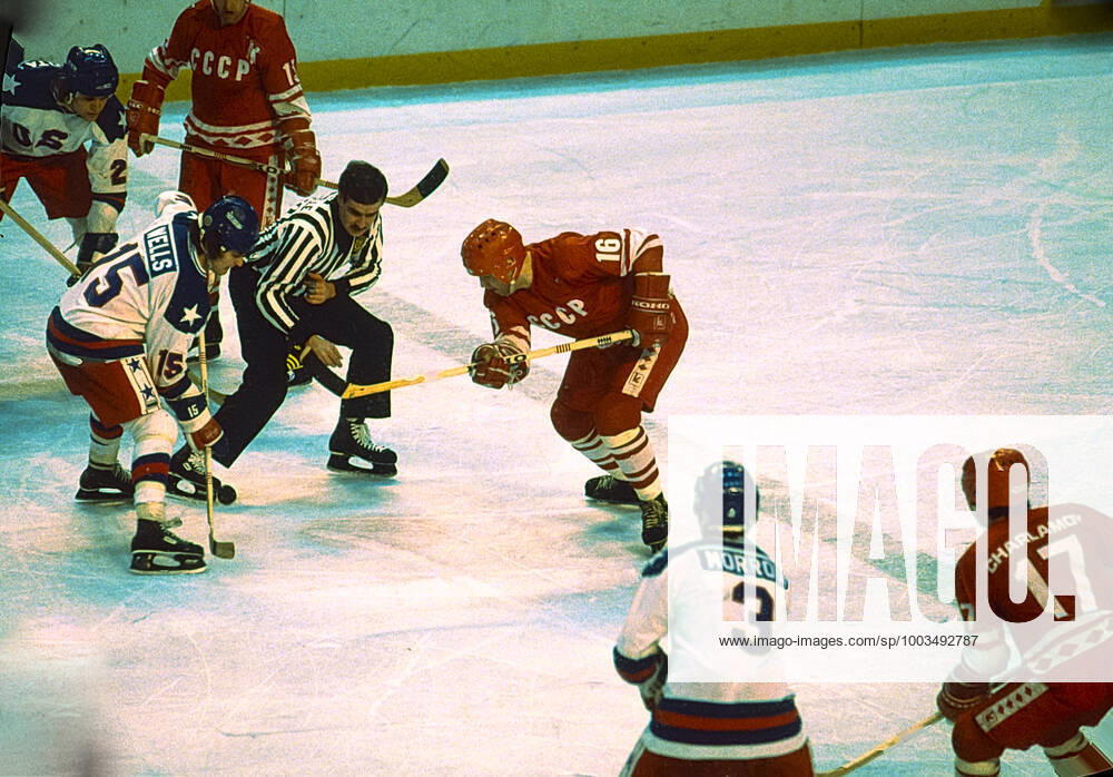 1980 Olympic Winter games, Winterspiele,Spiele, Summer games USA Ice hockey, Eishockey Mark Wells (USA) and Vladimir Petrov (USSR) face off during the Men s Ice Hockey semi-final at the 1980 Olympic Winter Games. Lake Placid New York United States