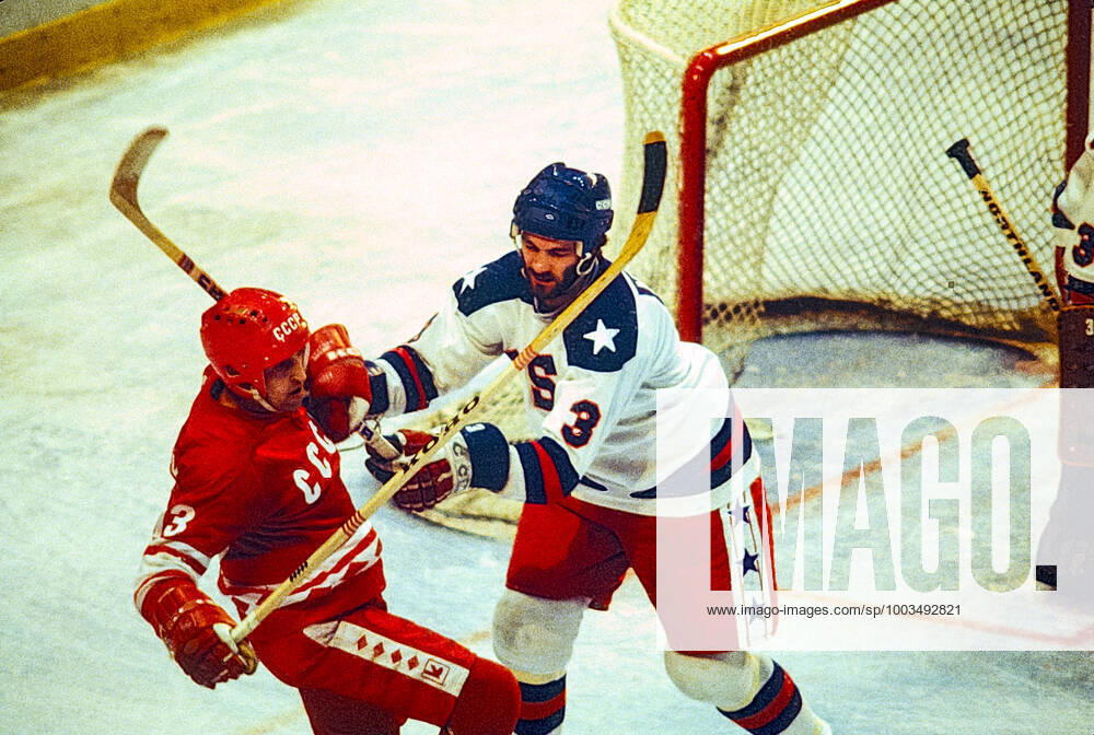 1980 Olympic Winter games, Winterspiele,Spiele, Summer games USA Ice hockey, Eishockey Ken Morrow of Team USA checks USSR player during the Men s Ice Hockey semi-final at the 1980 Olympic Winter Games. Lake Placid New York United States