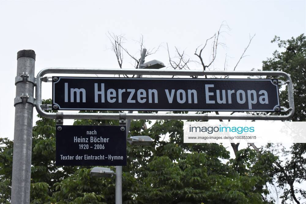 Frankfurt am Main, Deutsche Bank Park Eintracht Frankfurt Im Herzen von Europa 1 Inauguration of the new address of Eintracht Frankfurts ProfiCamp and unveiling of the street sign Symbolic image Street sign in the heart of Europe including tribute to the lyricist of the anthem Heinz Böcher, DFL regulations prohibit any use of photographs as image sequences and or quasi video