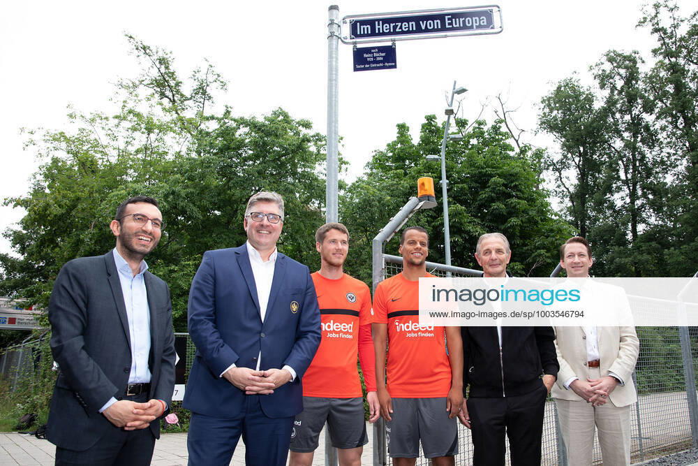 Frankfurt on 5 July 2021, inauguration street sign In the heart of Europe in the ProfiCamp of Eintracht Frankfurt, official inauguration of the new address and unveiling of the street sign despor, emonline, rmspor v l , City Councilor Mike Josef, unveiling of the street sign , Axel Hellmann Member of the Board of Eintracht Frankfurt Fußball AG , Erik Durm Eintracht Frankfurt , Timothy Chandler Eintracht Frankfurt , Charly Körbel and Vorsteher Christian Becker Stadt Frankfurt Sachsenhausen DFL REGULATIONS PROHIBIT ANY USE OF PHOTOGRAPHS AS IMAGE SEQUENCES AND OR QUASI VIDEO
