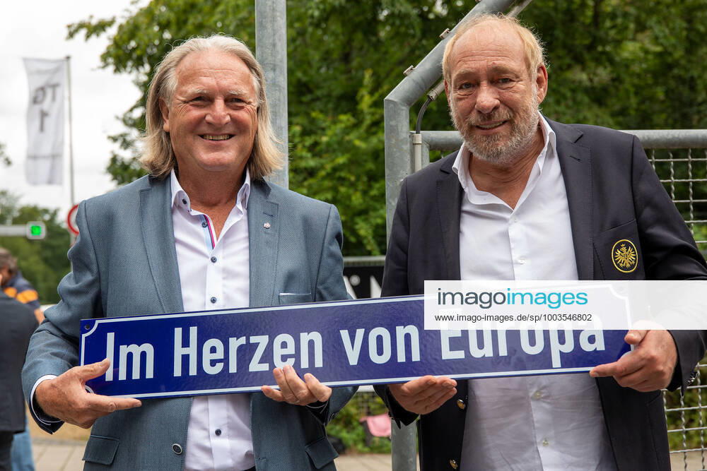 Frankfurt on 5 July 2021, inauguration street sign In the heart of Europe in the ProfiCamp of Eintracht Frankfurt, official inauguration of the new address and unveiling of the street sign despor, emonline, rmspor v l , Norbert Böcher the son of Heinz Böcher, the inventor of the Eintracht anthem the street sign and Eintracht Frankfurts president Peter Fischer DFL REGULATIONS PROHIBIT ANY USE OF PHOTOGRAPHS AS IMAGE SEQUENCES AND OR QUASI VIDEO