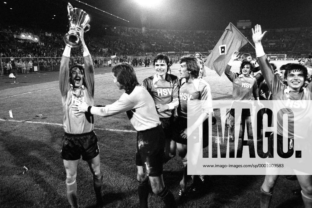 Der HSV mit dem Europapokal der Pokalsieger - v.li.: Hans-Jürgen Ripp, Torwart Rudi Kargus, Peter Nogly, Manfred Kaltz, Felix Magath und Peter Hidien Fußball EC 2 Herren Europapokal der Pokalsieger 1976 1977, Europacup, Hamburger SV, Hamburg Gruppe Amsterdam Begeisterung, Freude,