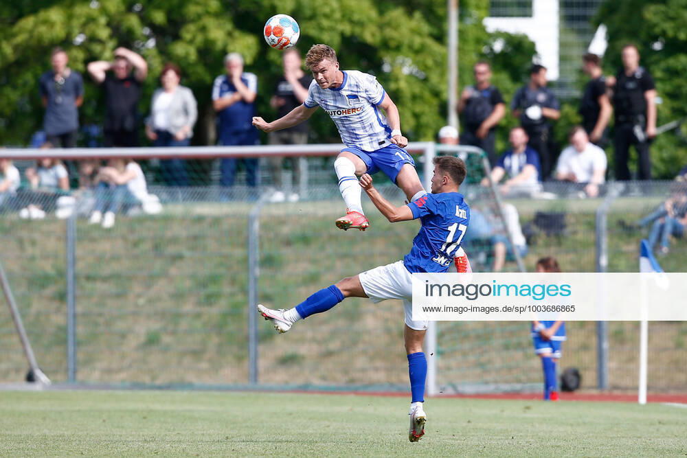 football test match, MSV Neuruppin Hertha BSC Berlin, v l Maximilian Mittelstaedt Hertha, 17 , Alexander Kratz Neuruppin, 17 duel, duel, fight, tackle Neuruppin