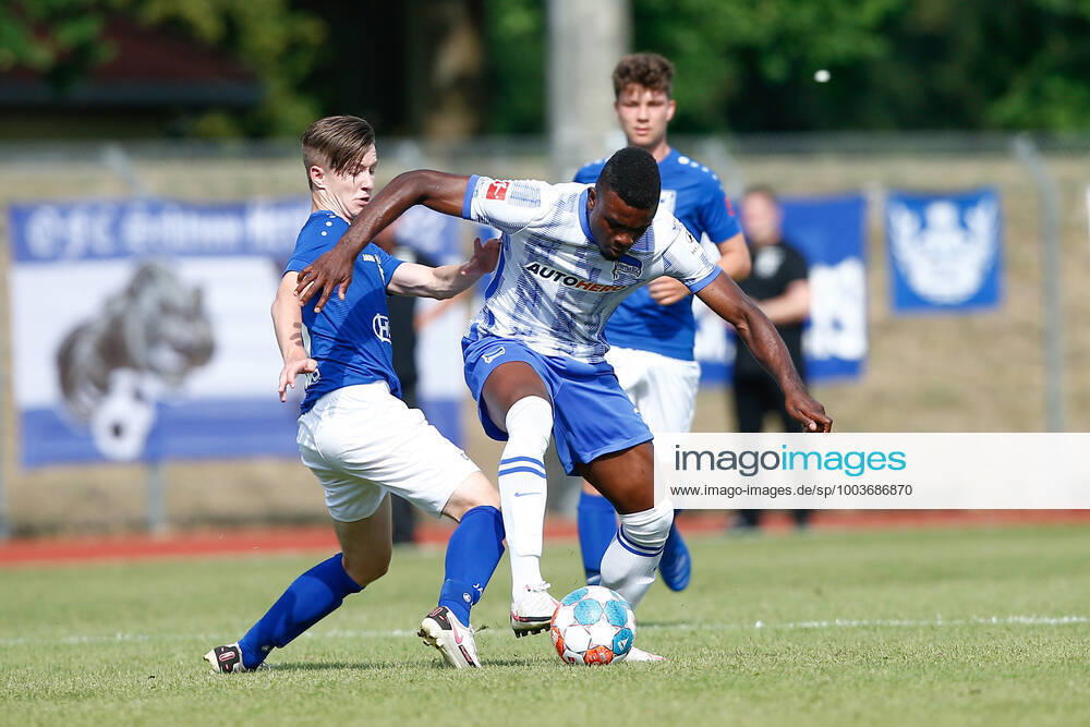 football test match, MSV Neuruppin Hertha BSC Berlin, v l Jhon Cordoba Hertha, 15 sets through duel, duel, fight, tackle Neuruppin