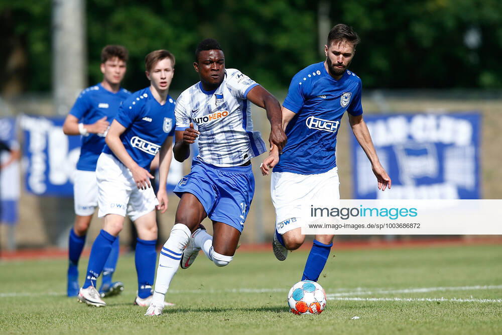 football test match, MSV Neuruppin Hertha BSC Berlin, v l Jhon Cordoba Hertha, 15 , Lukas Kraeft Neuruppin, 13 duel, duel, fight, tackle Neuruppin