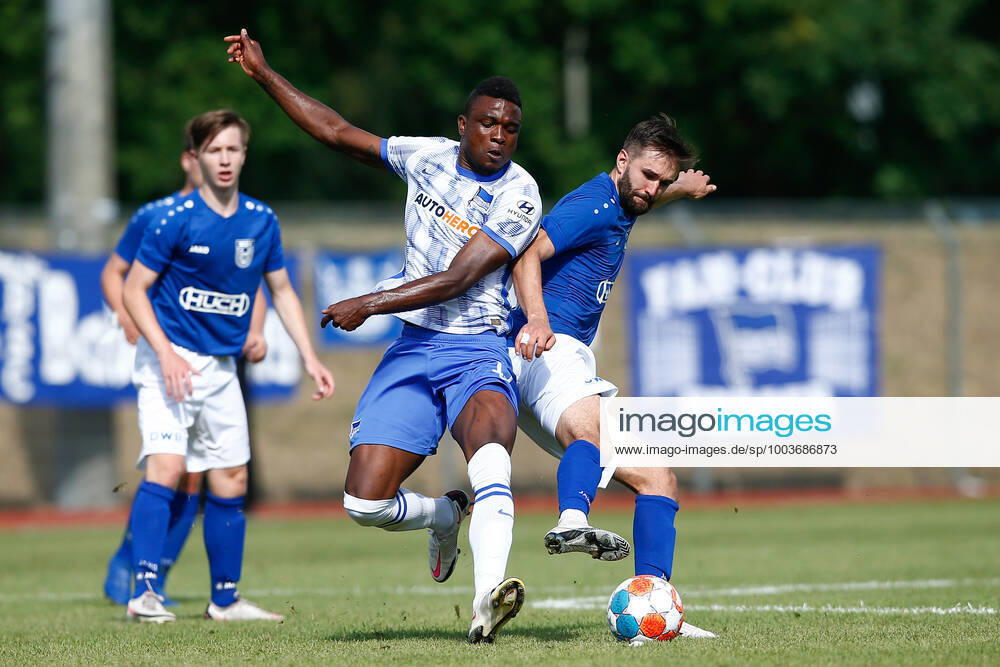 football test match, MSV Neuruppin Hertha BSC Berlin, v l Jhon Cordoba Hertha, 15 , Lukas Kraeft Neuruppin, 13 duel, duel, fight, tackle Neuruppin