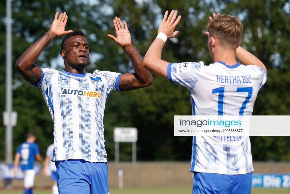 football test match, MSV Neuruppin Hertha BSC Berlin, v l Jhon Cordoba Hertha, 15 , Maximilian Mittelstaedt Hertha, 17 Jubel, Torjubel, jubelt über das Tor, celebrate the goal, celebration Neuruppin