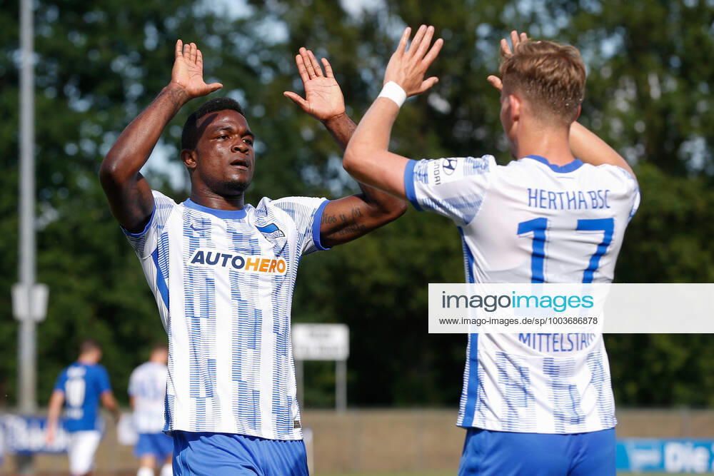 football test match, MSV Neuruppin Hertha BSC Berlin, v l Jhon Cordoba Hertha, 15 , Maximilian Mittelstaedt Hertha, 17 Jubel, Torjubel, jubelt über das Tor, celebrate the goal, celebration Neuruppin