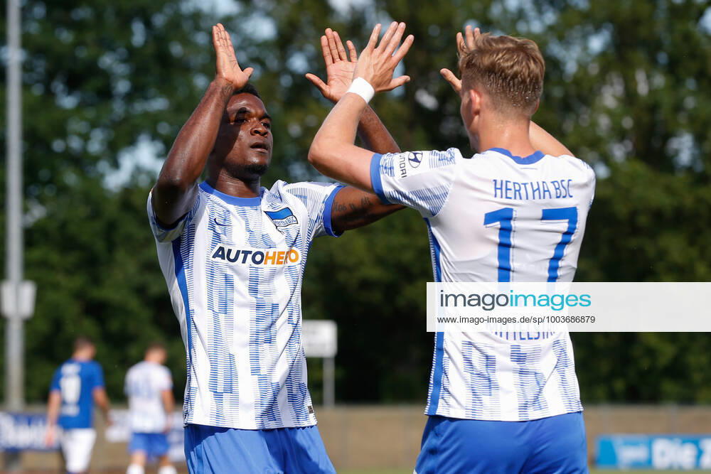 football test match, MSV Neuruppin Hertha BSC Berlin, v l Jhon Cordoba Hertha, 15 , Maximilian Mittelstaedt Hertha, 17 Jubel, Torjubel, jubelt über das Tor, celebrate the goal, celebration Neuruppin