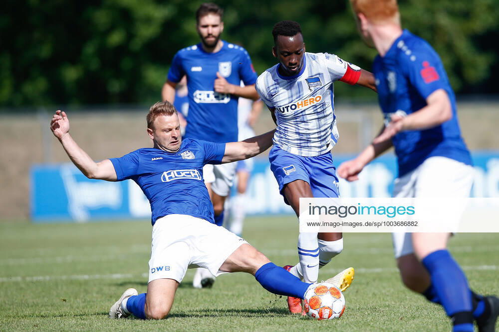 football test match, MSV Neuruppin Hertha BSC Berlin, v l Markus Lemke Neuruppin, 11 , Dodi Lukebakio Hertha, 11 duel, duel, fight, tackle Neuruppin