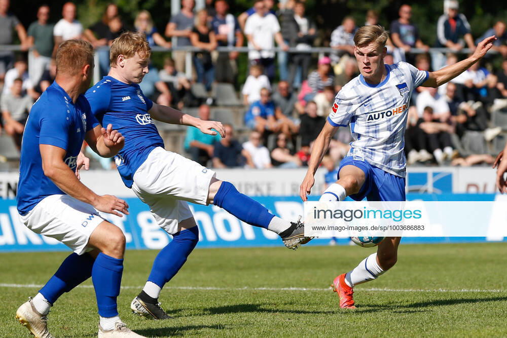 football test match, MSV Neuruppin Hertha BSC Berlin, v l Robin Hink Neuruppin, 15 , Anton Kade Hertha, 43 duel, duel, fight, tackle Neuruppin