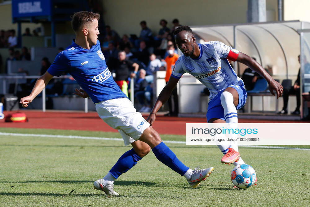 football test match, MSV Neuruppin Hertha BSC Berlin, v l Dodi Lukebakio Hertha, 11 right duel, duel, fight, tackle Neuruppin