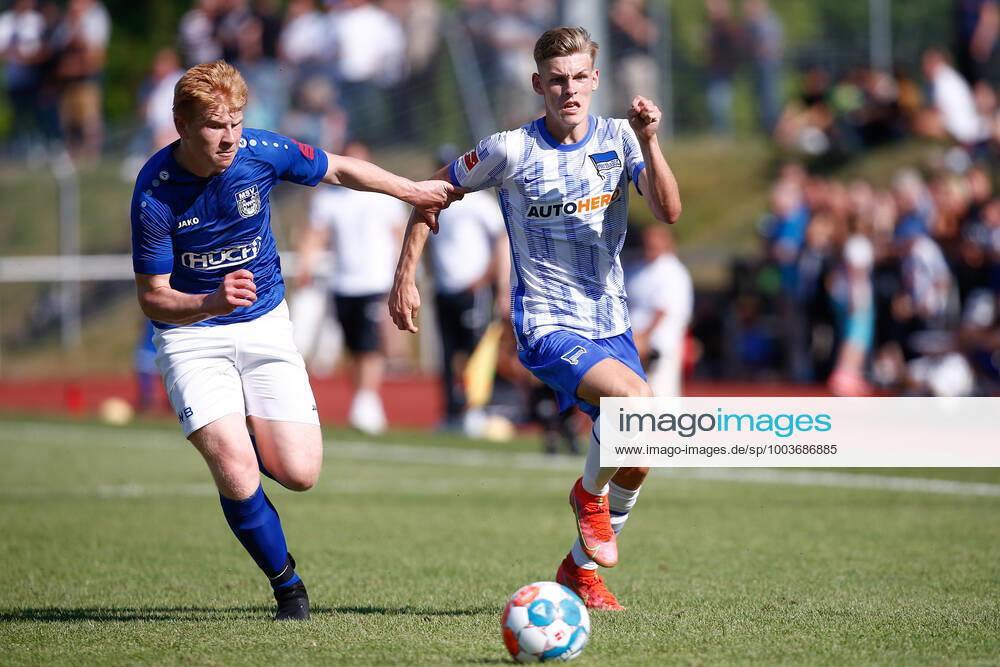 football test match, MSV Neuruppin Hertha BSC Berlin, v l Marc Hacker, Anton Kade Hertha, 43 duel, duel, fight, tackle Neuruppin