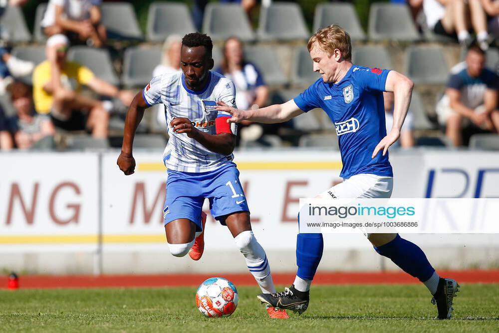 football test match, MSV Neuruppin Hertha BSC Berlin, v l Dodi Lukebakio Hertha, 11 , Robin Hink Neuruppin, 15 duel, duel, fight, tackle Neuruppin