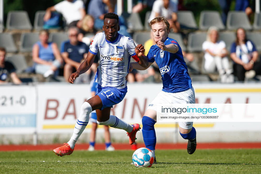football test match, MSV Neuruppin Hertha BSC Berlin, v l Dodi Lukebakio Hertha, 11 , Robin Hink Neuruppin, 15 duel, duel, fight, tackle Neuruppin