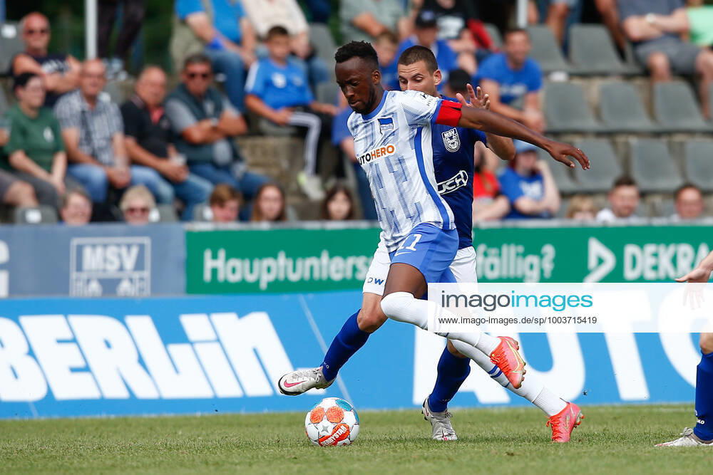 football test match, MSV Neuruppin Hertha BSC Berlin, v l Dodi Lukebakio Hertha, 11 duel, duel, fight, tackle Neuruppin