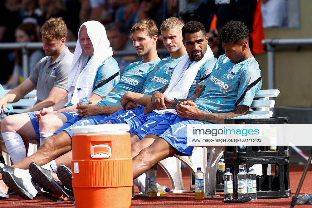 football test match, MSV Neuruppin Hertha BSC Berlin, v l DFL Niklas Stark Hertha, 5 , Marton Dardai Hertha, 31 , Kevin Prince Boateng Hertha, 27 , Davie Selke Hertha, 7 mit handy auf der Bank DFB REGULATIONS PROHIBIT ANY USE OF PHOTOGRAPHS as IMAGE SEQUENCES and or QUASI VIDEO Neuruppin