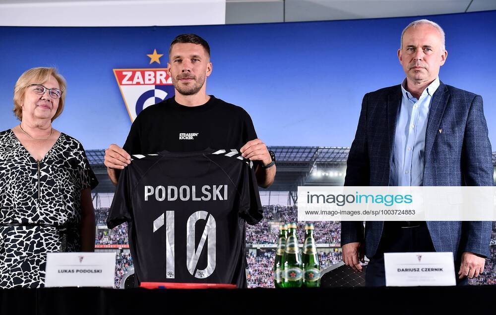 2021.07.08 Zabrze Pilka nozna PKO Ekstraklasa sezon 2021 2022 Konferencja prasowa z udzialem Lukasa Podolskiego N z Lukas Podolski podpisanie kontraktu umowy widok zdjecie ilustracyjne nowy pilkarz nowy zawodnik Gornik Zabrze Gornika Zabrze Koszulka z numerem 10 numer dziesiec przekazanie koszulki Malgorzat Manka-Szulik Dariusz Czernik Foto Lukasz Sobala PressFocus 2021.07.08 Zabrze Football Polish League PKO Ekstraklasa season 2021 2022 Konferencja prasowa z udzialem Lukasa Podolskiego Lukas Podolski podpisanie kontraktu umowy widok zdjecie ilustracyjne nowy pilkarz nowy zawodnik Gornik Zabrze Gornika Zabrze Koszulka z numerem 10 numer dziesiec przekazanie koszulki Malgorzat Manka-Szulik Dariusz Czernik Credit: Lukasz Sobala PressFocus NEWSPIX.PL --- Newspix.pl Lukasz Podolski has signed a contract with the Gornik Zabrze football club. 20210708PF_LS237