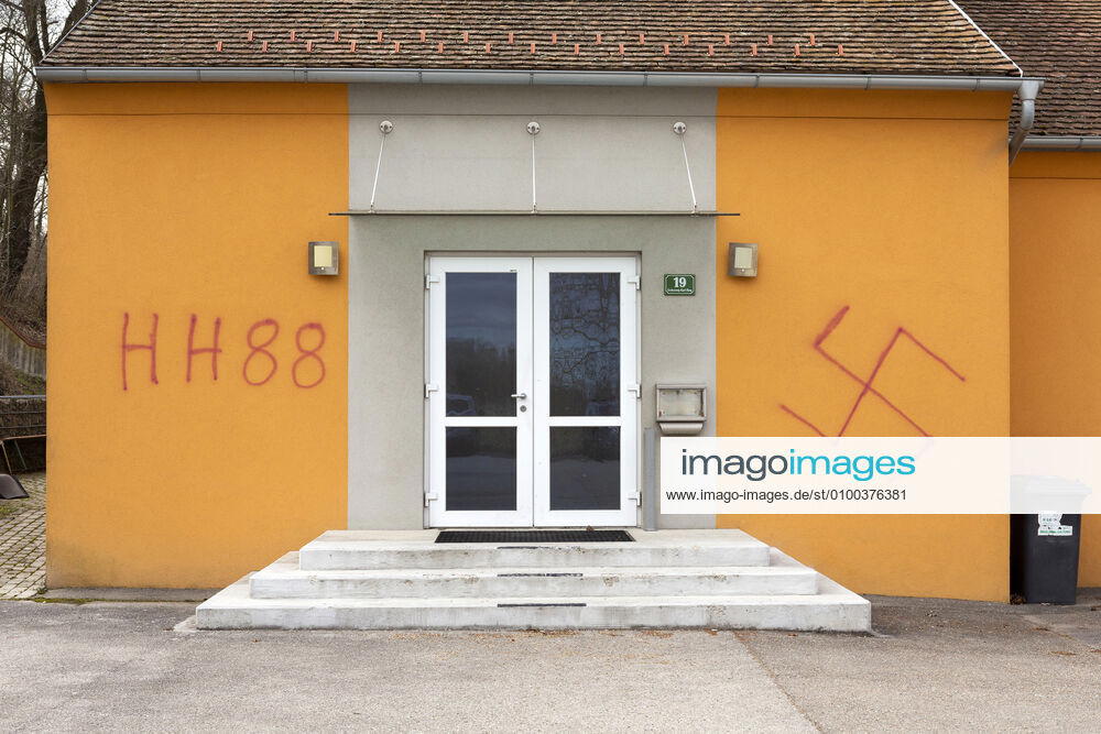 Nazi graffiti 1065519352