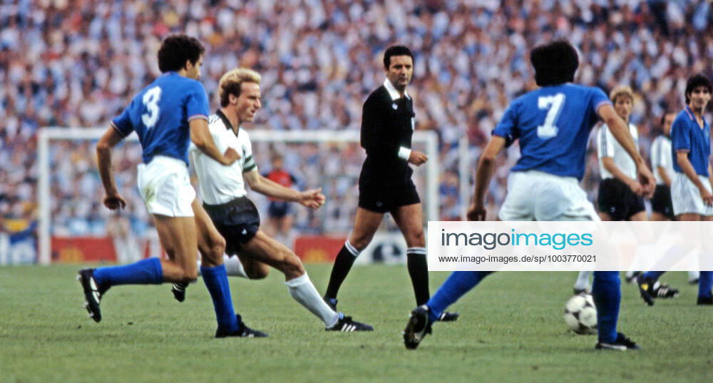 11 07 82 Italy Germany Spain, Madrid, 11 07 1982, Football, FIFA World Cup 1982 in Spain, Final, Italy FRG Germany DFB 3 1 v l Giuseppe Bergomi Italy , Karl Heinz Rummenigge Germany , Arnaldo Coelho Referee , Gaetano Scirea Italy
