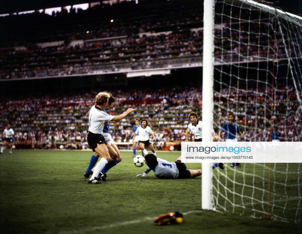 11 07 82 Italy Germany Spain, Madrid, 11 07 1982, Football, FIFA World Cup 1982 in Spain, Final, Italy FRG Germany DFB 3 1 v l Karl Heinz Rummenigge Germany , Dino Zoff Italy