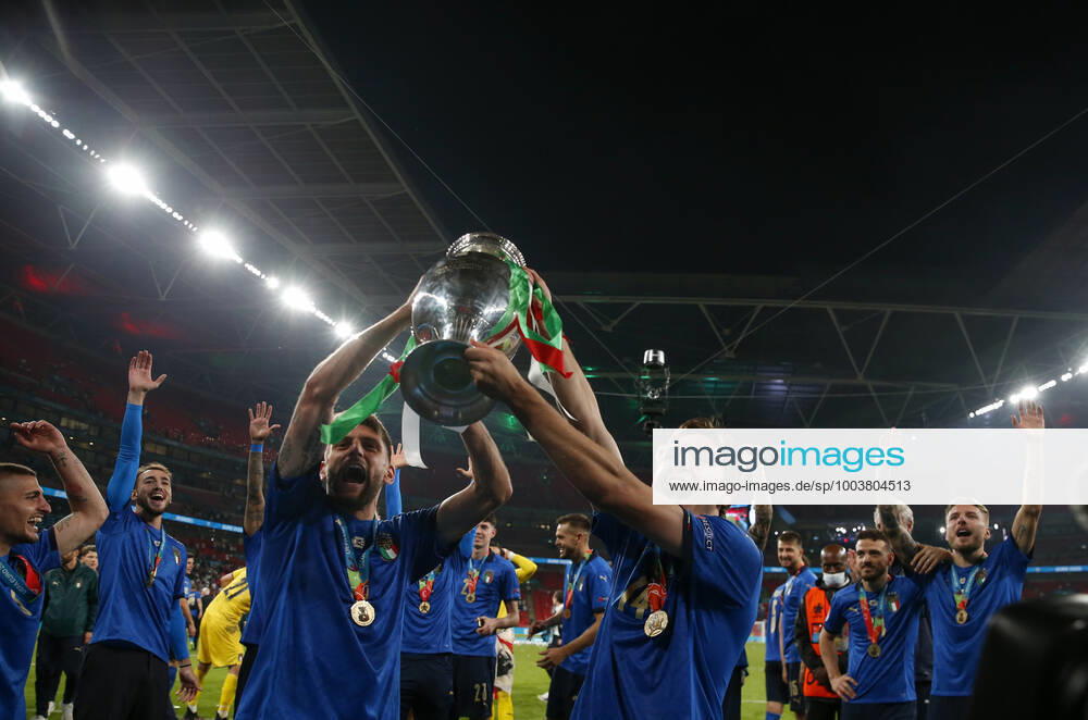 (210712) -- LONDON, July 12, 2021 -- Players of Italy celebrate after winning the final between England and Italy at the UEFA EURO, EM, Europameisterschaft,Fussball 2020 in London, Britain, on July 11, 2021. ) (SP)BRITAIN-LONDON-FOOTBALL-UEFA EURO 2020-FINAL HanxYan