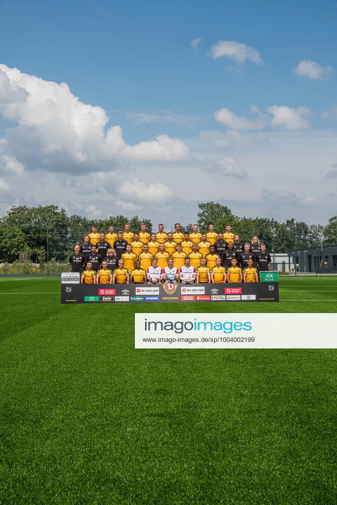 SG Dynamo Dresden 2 BL, portrait date 2021 2022, team photo, back row from left to right Simon Gollnack 38 , Antonis Aidonis 23 , Pascal Sohm 9 , Christoph Daferner 33 , Michael Sollbauer 21 , Yannick Stark 5 , Paul Will 28 , Panagiotis Vlachodimos 7 , Robin Becker 16 3 row from left to right Tobias Lange Physiotherapist , Korbinian Dötter Doetter Physiotherapist , Julian Binder Physiotherapist , Philipp Hosiner 14 , Patrick Weihrauch 10 , Morris Schröter Schroeter 17 , Ransford Yeboah Königsdörffer Koenigsdoerffer 35 , Brandon Borello 25 , Dr Onays Al Sadi Team Doctor , Kenta Kambara Witness , Marie Jenhardt Team Manager 2 Row from left to right Alexander Schmidt Head Coach , Ferydoon Zandi Co Coach , Heiko Scholz Co Coach , Kevin Ehlers 39 , Tim Knipping 4 , Sebastian Mai 26 , Phil Harres 29 , Heinz Mörschel Moerschel 8 , Michael Akoto 3 , David Yelldell Goalkeeper Coach , Matthias Grahà Athletic Trainer , Timon Klasen Videoanalyst 1 Row from left to right Justin Leonard Löwe Loewe 34 , Luca Herrmann 19 , Luka Stor 37 , Agyemang Diawusie 11 , Anton Mitryushkin 22 , Kevin Broll 1 , Patrick Wiegers 24 , Max Kulke 36 , Jonas Kühn Kuehn 27 , Jong min Seo 20 , Chris Löwe Loewe 15