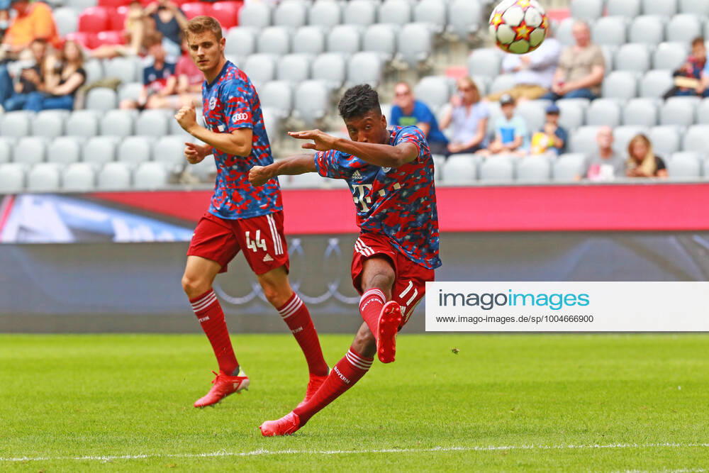11 Kingsley Coman FCB Aufwaermen, Aufwaermtrikot, Schuss, schies, 44 Josip Stanisic Fussball Audi Football Summit FC Bayern Muenchen SSC Neapel Allianz Arena Muenchen am 31 07 2021 PHOTO Mladen Lackovic LakoPress