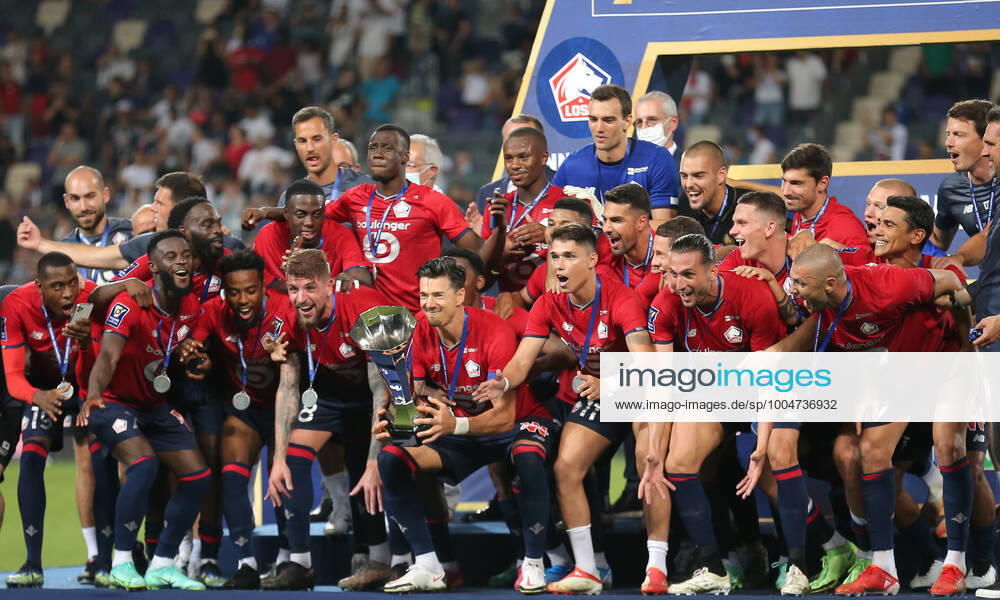 French Super Cup 2021 (Trophee Des Champions) - PSG Vs Lille Lille s players celebrate with the trophy after winning the French Champions Trophy (Trophee des Champions) final football match between Paris Saint-Germain (PSG) and Lille (LOSC) at the Bloomfield Stadium in Tel Aviv, Israel, on August 1, 2021 Tel Aviv Israel jebarah-notitle210801_npQ9k
