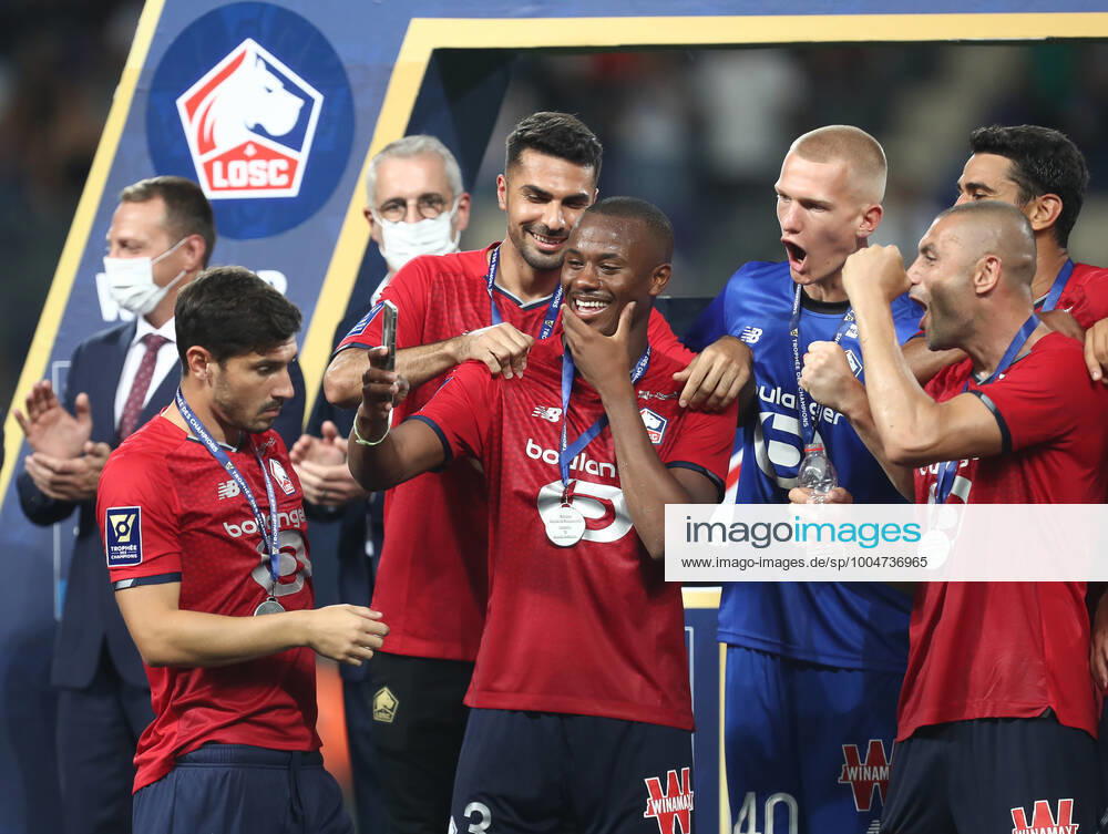 French Super Cup 2021 (Trophee Des Champions) - PSG Vs Lille Lille s players celebrate with the trophy after winning the French Champions Trophy (Trophee des Champions) final football match between Paris Saint-Germain (PSG) and Lille (LOSC) at the Bloomfield Stadium in Tel Aviv, Israel, on August 1, 2021 Tel Aviv Israel jebarah-notitle210801_np8ft