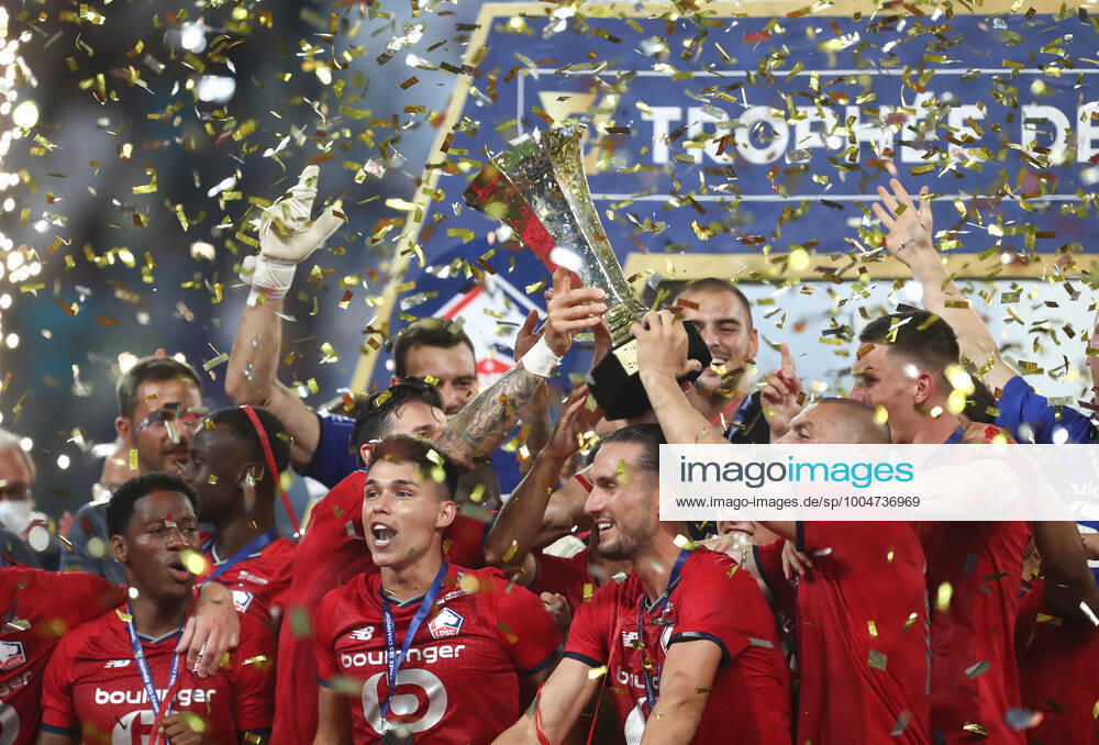 French Super Cup 2021 (Trophee Des Champions) - PSG Vs Lille Lille s players celebrate with the trophy after winning the French Champions Trophy (Trophee des Champions) final football match between Paris Saint-Germain (PSG) and Lille (LOSC) at the Bloomfield Stadium in Tel Aviv, Israel, on August 1, 2021 Tel Aviv Israel jebarah-notitle210801_npx9p