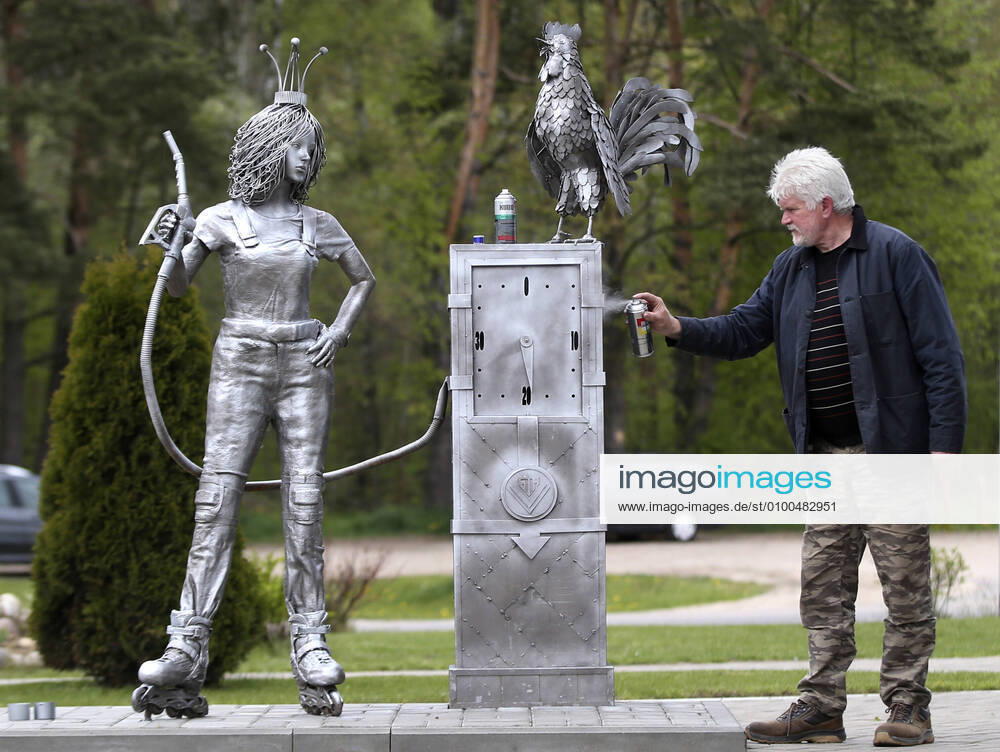 WeiÃŸrussland, Metall-Bildhauer Vladimir Kanonik in Misnk MINSK, BELARUS - MAY 14, 2020: Sculptor Vladimir Kanonik restoring one of his works. Vladimir Kanonik creates art installations from scrap metal. Natalia Fedosenko TASS TS0D9340