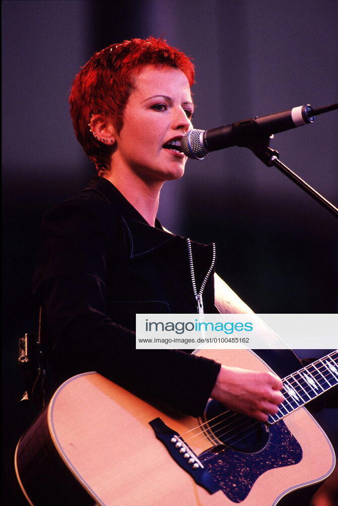 1 concert 95 Cranberries singer singer Dolores O Riordan on 28 06 1995 at the Waldbühne in Berlin, O Riordan, O Riordan, voc , red hair, pop, singer, songwriter, music,