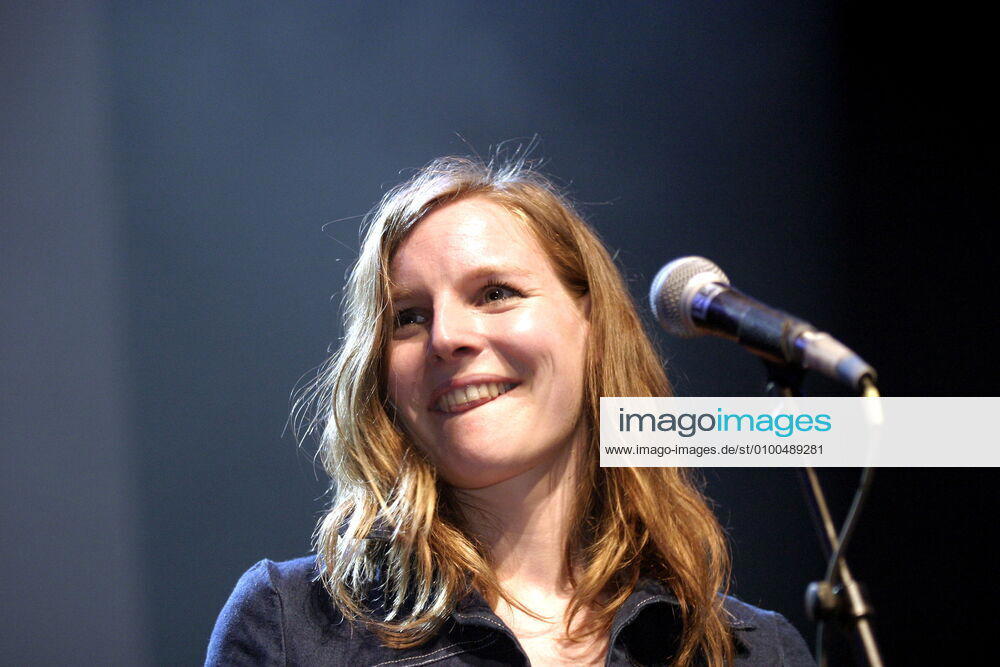 48 Concert Wir sind Helden, singer guitarist Judith Holofernes, at the birthday party 25 years taz at the Berlin Tempodrom, Die Tageszeitung, newspaper, birthday, celebration, German Pop, German Indie Rock, Synthie Punk Pop, Neue Deutsche Welle Revival, NDW, living room Pop, Berlin Sound, Retro, Pop, blonde singer, front woman, blonde, music