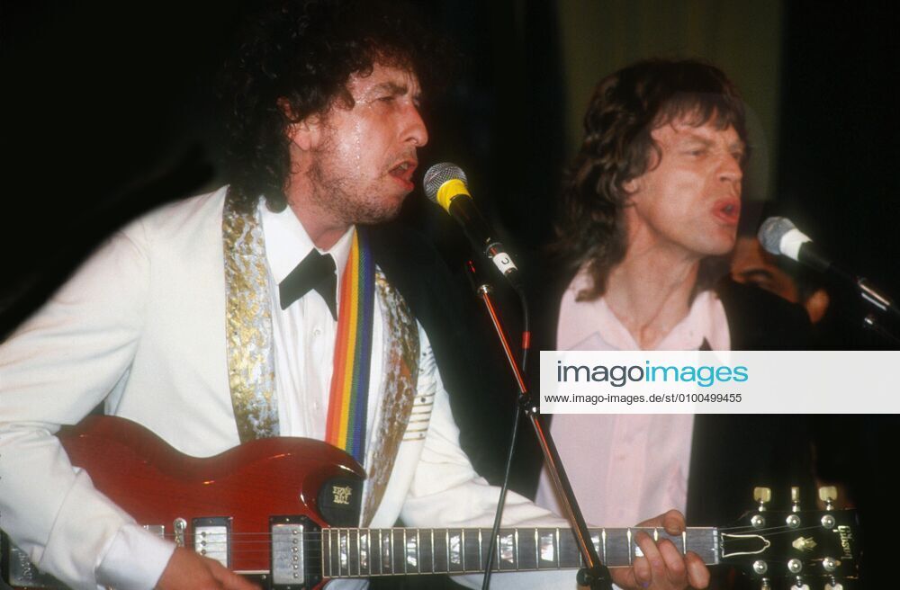 Bob Dylan and Mick Jagger 1988 Rock n Roll Hall of Fame. Photo By John Barrett PHOTOlink Everett Collection (Bob Dylan and Mick Jagger8669) For usage credit please use; PUBLICATIONXNOTxINxCANxCHNxFRAxITAxJPNxNORxPOLxRUSxESPxUKxUSA