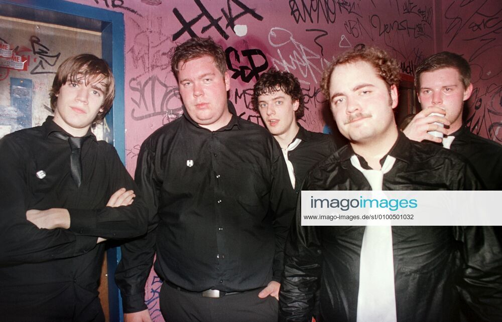 53AW Group photo The Hives at Berlin Knaak on 05 02 01, v l Pelle Almqvist Per Almqvist , singer, voc, , Nicholaus Arson, guitar, g, Matte Dr Matt Destruction Mattias Bernvall , bass guitar, Chris Dangerous Christian Grahn drinks beer, drums, drummer, drummer, punk rock, punk rock, music, portrait, EDITORY ONLY Berlin Germany, Germany