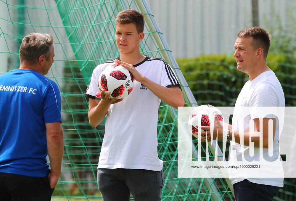 Chemnitz training kick-off football 3 Liga Chemnitz, 15 06 2019, Sportforum Chemnitz, football, 3 Liga, Chemnitzer FC , training kick-off for the season 2019 2020 , In picture f l Physiotherapist Olaf Renn Chemnitz , Emilio Ballack son of Michael Ballack and Kevin Meinhardt assistant to the GF and head scout ,