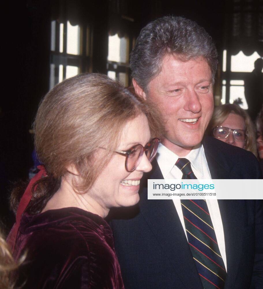 Gloria Steinem, Bill Clinton, 1992 Photo By John Barrett PHOTOlink Everett Collection (Gloria Steinem Bill Clinton5196) For usage credit please use; Photo By John Barrett PHOTOlink.net PUBLICATIONXNOTxINxCANxCHNxFRAxITAxJPNxNORxPOLxRUSxESPxUKxUSA