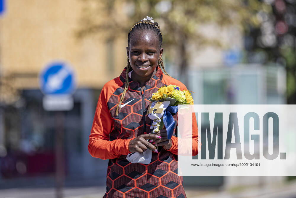 Peres JEPCHIRCHIR (KEN) celebrates her gold medal on the podium, AUGUST 7, 2021 - Athletics : Women s Marathon Medal Ceremony during the Tokyo 2020 Olympic Games, Olympische Spiele, Olympia, OS at the Sapporo Odori Park in Sapporo, Japan. Noxthirdxpartyxsales (166652971)