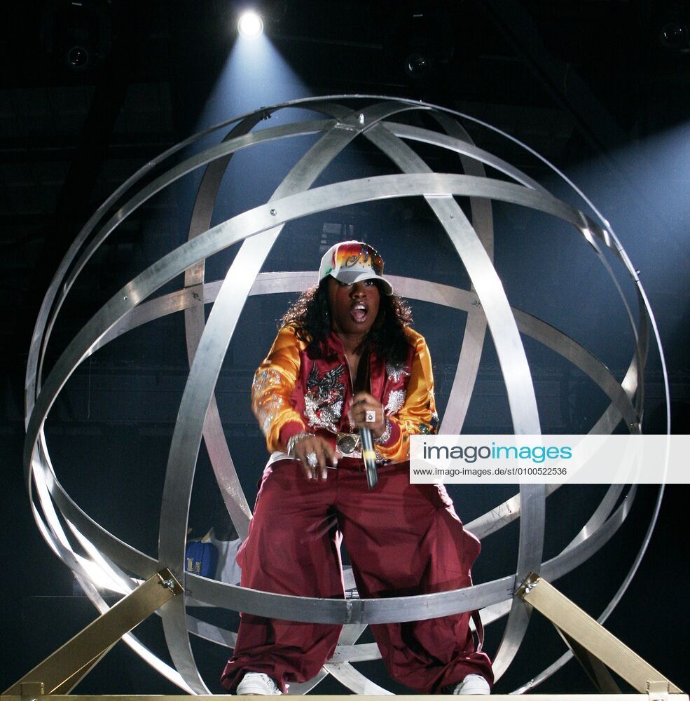 48 Concert Missy Elliott, rapper, in the Berlin Arena, rap, hip hop, pop, music, singer, feet, base cap, Berlin Germany, Germany
